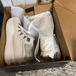 Sorel sneakers size 7